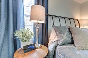 2 bedrooms, iron/ironing board, WiFi, bed sheets - Pristine Middleburg Home with 2 Bedrooms 1 Bath (Middleburg)