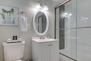 Combined shower/bathtub, hair dryer, towels, soap - Pristine Middleburg Home with 2 Bedrooms 1 Bath (Middleburg)