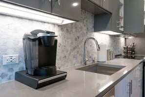 雪櫃、微波爐、焗爐、爐具