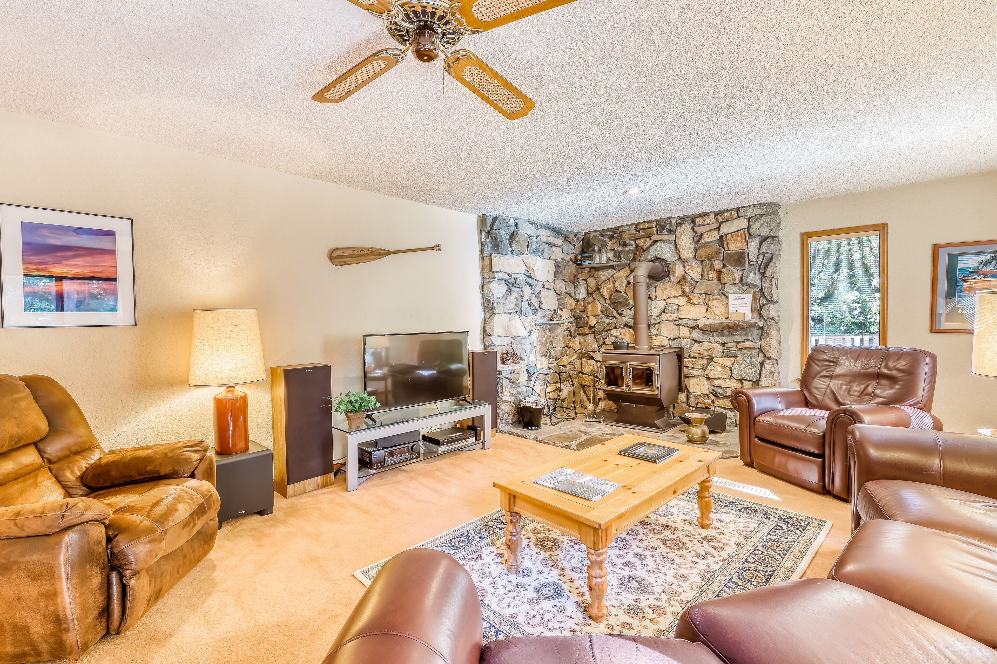 Family-friendly home w/ a beautiful yard & deck - close to the lake & ski slopes