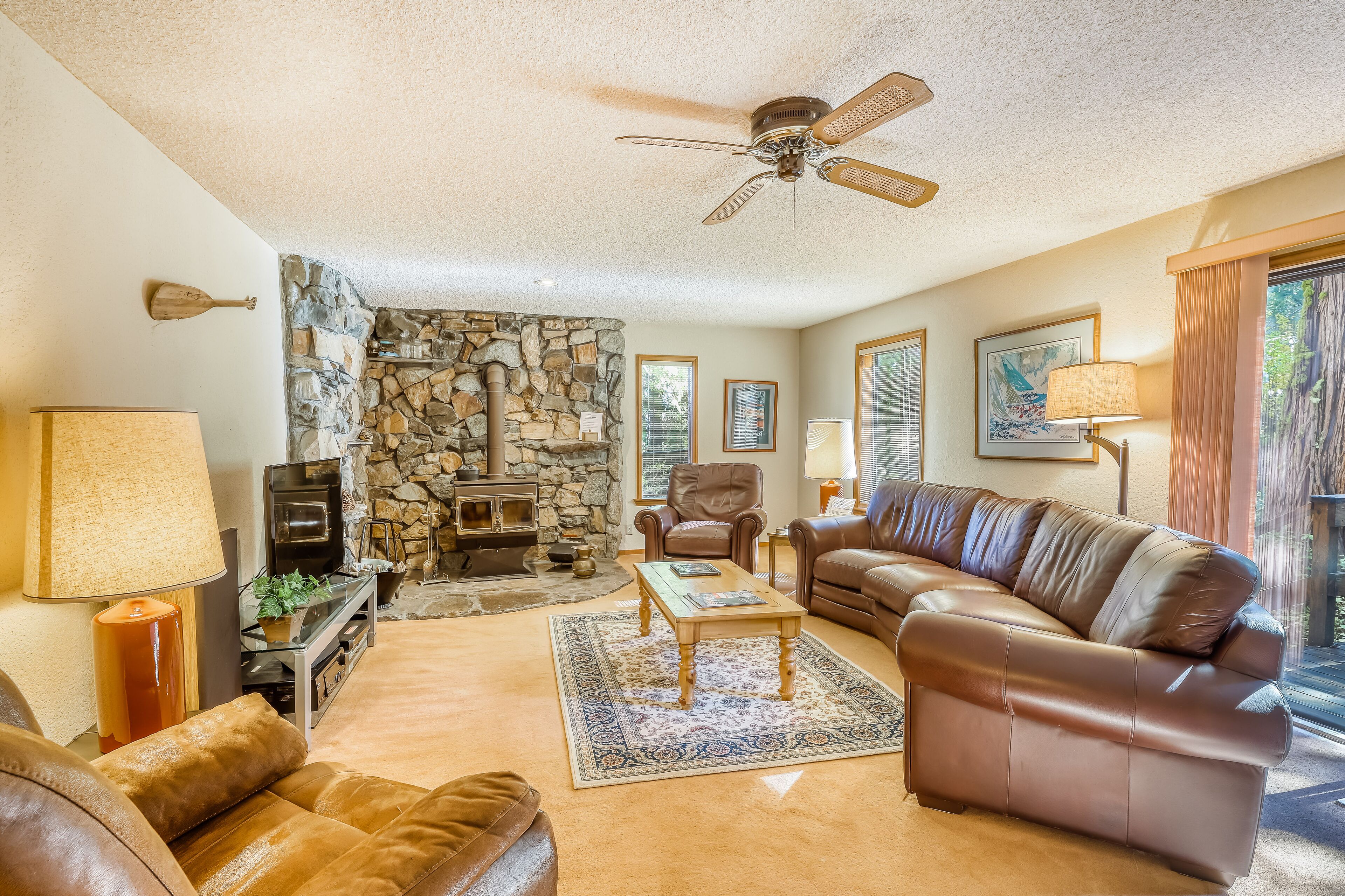 Family-friendly home w/ a beautiful yard & deck - close to the lake & ski slopes