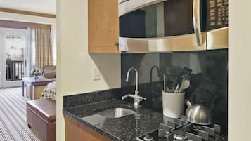 Microwave, stovetop, dishwasher, coffee/tea maker