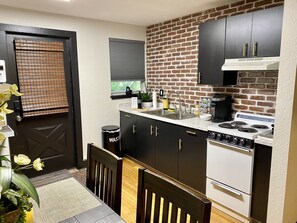 Geladeira, micro-ondas, fogão, cooktop