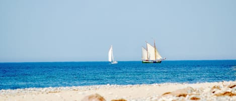 Nära stranden och solstolar