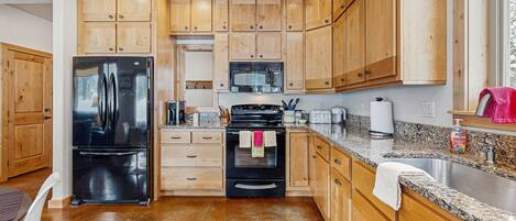 Fridge, microwave, stovetop, dishwasher