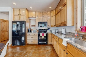 Jääkaappi, mikroaaltouuni, liesi, astianpesukone