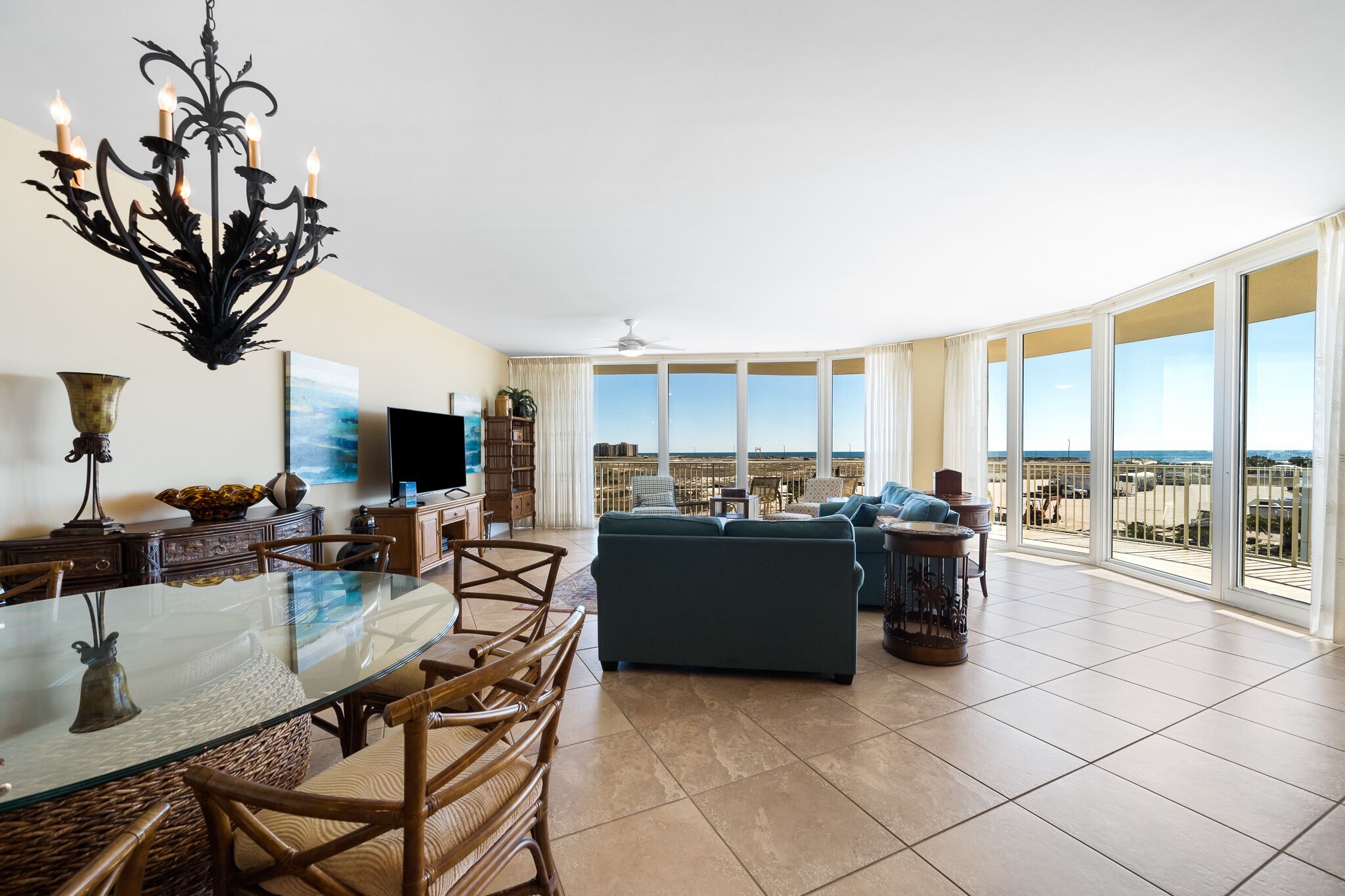 Smart TV, DVD player, ping pong, stereo