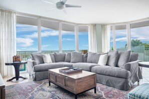 Téléviseur connecté, lecteur de DVD, table de ping-pong, chaîne audio