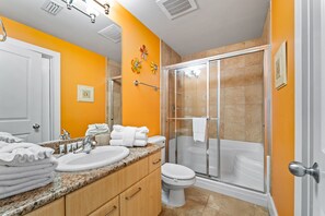 Combined shower/bathtub, jetted bath, hair dryer, towels