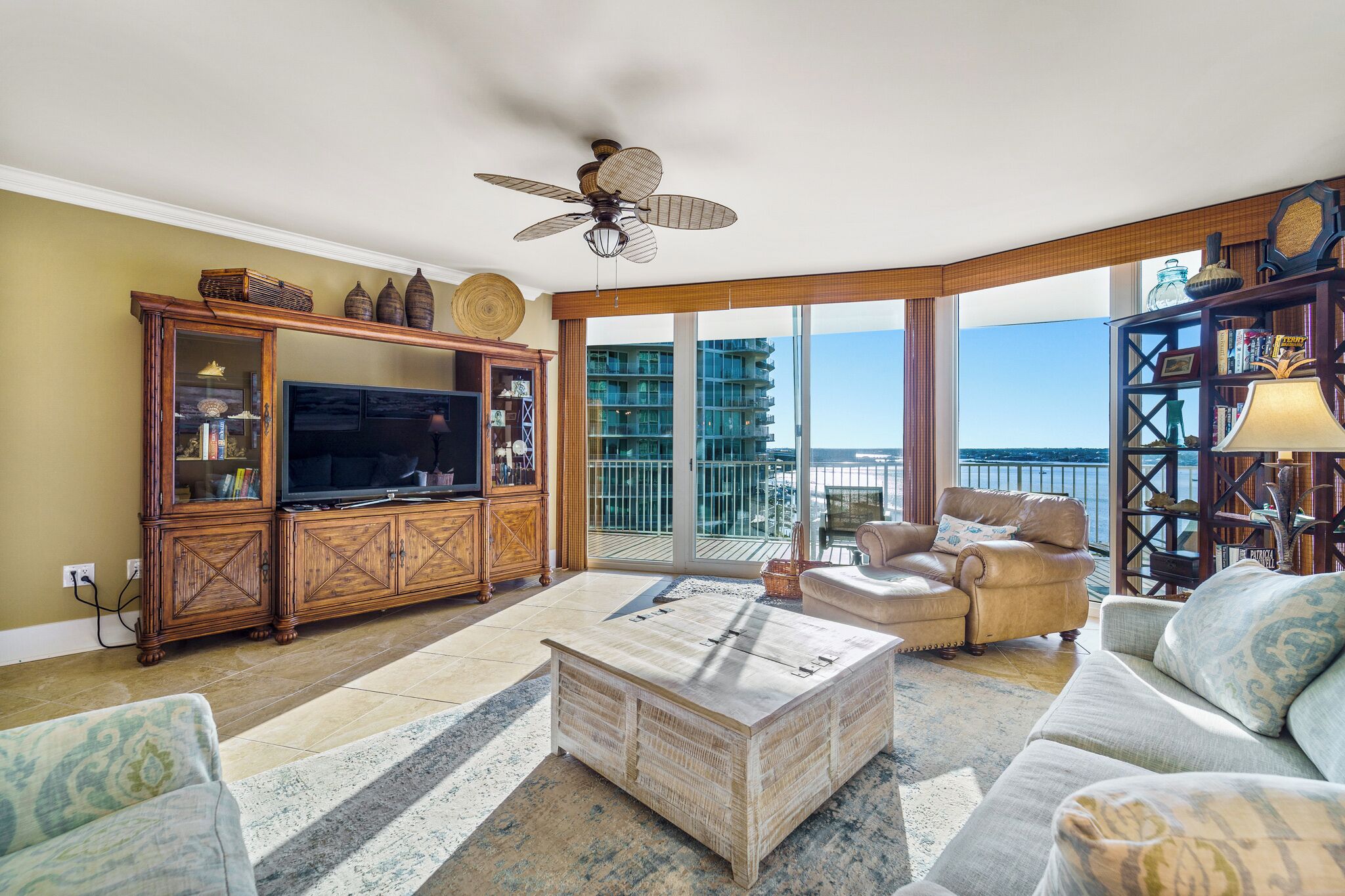 Smart TV, ping pong, books, stereo