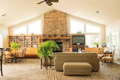 ☀️Stylish 2bd @beach~King Bed~jetted tub~Dog friendly~Elevator