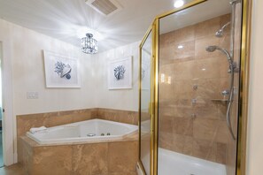 Ensemble douche/baignoire, baignoire à jets, sèche-cheveux