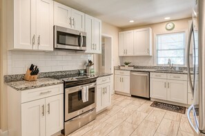 Refrigerador, microondas, horno y parrilla de estufa 