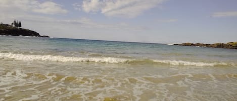 En la playa, camastros y toallas de playa