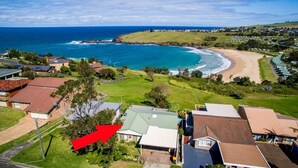 A coastal residential area with houses, a beach, and ocean views. - Kiama Home By the Sea, Beach and Mountain Views - Newly Renovated (Kiama)