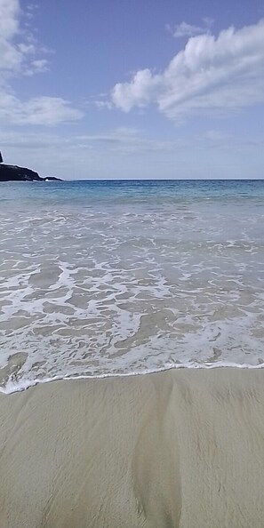 En la playa, camastros y toallas de playa 