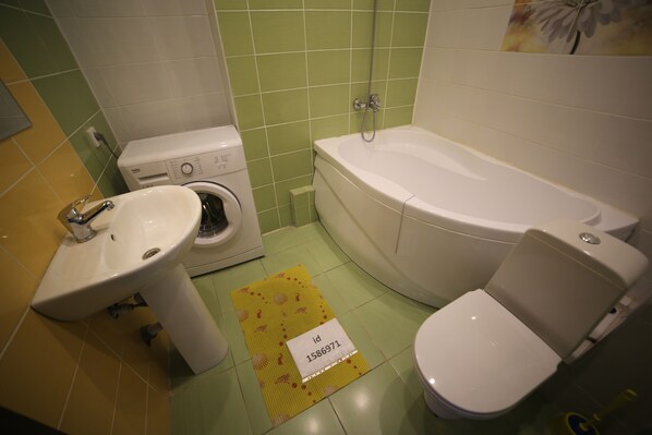 Standard Studio | Bathroom | Combined shower/tub, free toiletries, towels