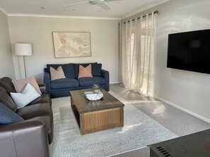 Smart TV, chimenea, consola de videojuegos y tenis de mesa