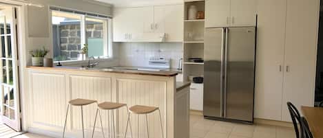 Køleskab, mikrobølgeovn, ovn, kogeplade