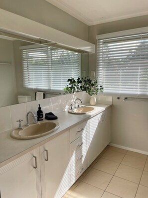 Shower, jetted bath, hair dryer, towels