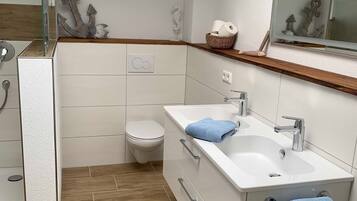 ヘアドライヤー、タオル、石鹸、トイレットペーパー