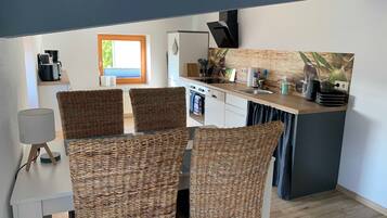 Frigorífico, horno y lavavajillas