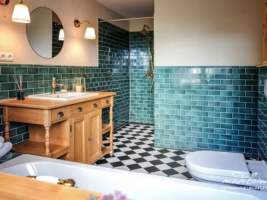 Badezimmer unten mit Badewanne und Regendusche