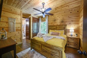 6 bedrooms, desk, iron/ironing board, WiFi - Smoky Bear|on a Creek|Jacuzzi Tub|Indoor Fireplace (Broken Bow)