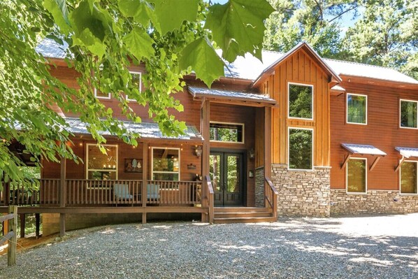 Exterior - Smoky Bear|on a Creek|Jacuzzi Tub|Indoor Fireplace (Broken Bow)
