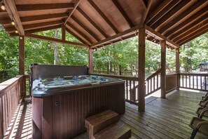 Outdoor spa tub - Smoky Bear|on a Creek|Jacuzzi Tub|Indoor Fireplace (Broken Bow)