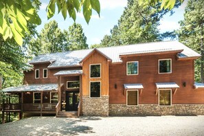 Exterior - Smoky Bear|on a Creek|Jacuzzi Tub|Indoor Fireplace (Broken Bow)