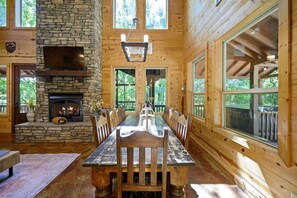 Dining - Smoky Bear|on a Creek|Jacuzzi Tub|Indoor Fireplace (Broken Bow)
