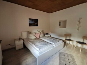 2 slaapkamers, reisbedje, wifi, beddengoed