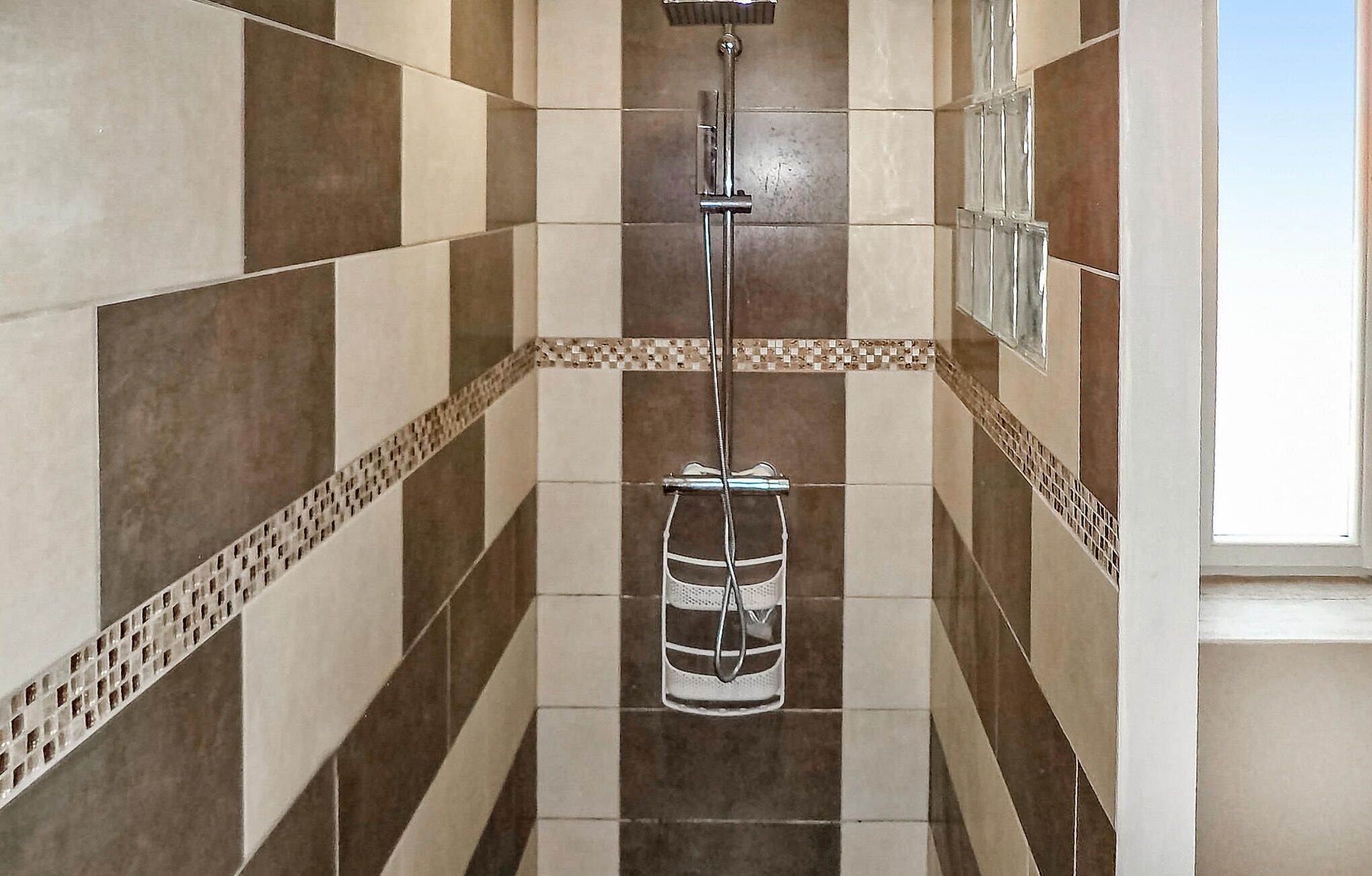 Combined shower/bathtub