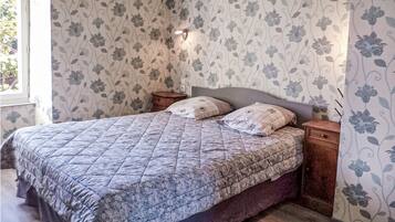 4 bedrooms, travel cot, free WiFi, bed sheets