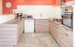 Microondas, horno, placa de cocina y lavavajillas
