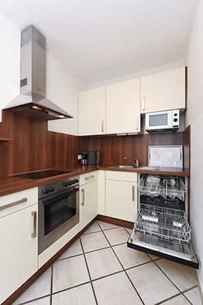 Refrigerador, microondas, horno y lavavajillas