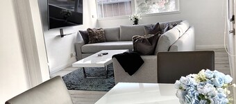 Stunning Beach Pad in Heart of Town - 2blks to Beach