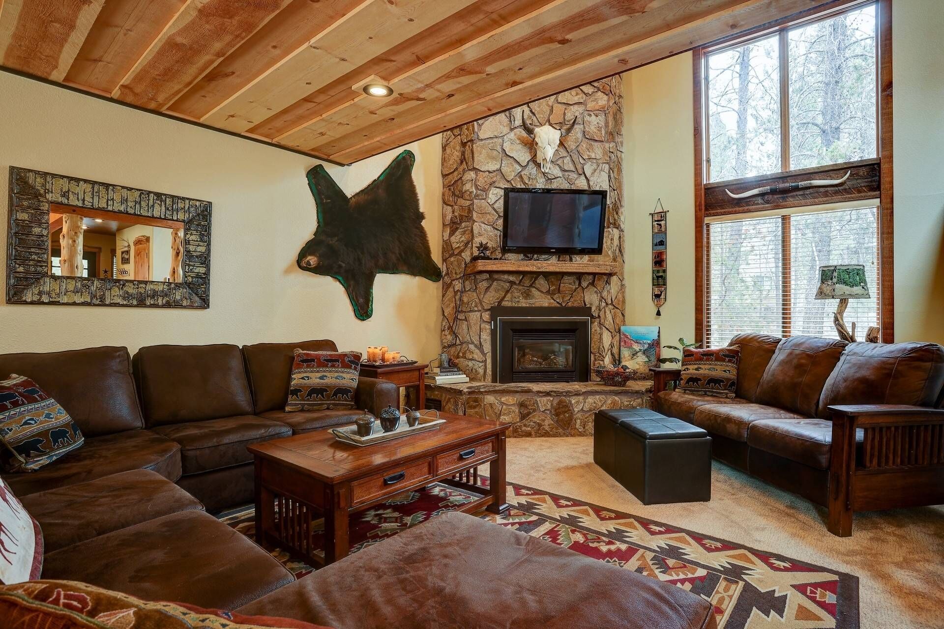 Gorgeous home near golf and trails. AC, hot tub, fireplace, SHARC passes, bikes. Family destination.