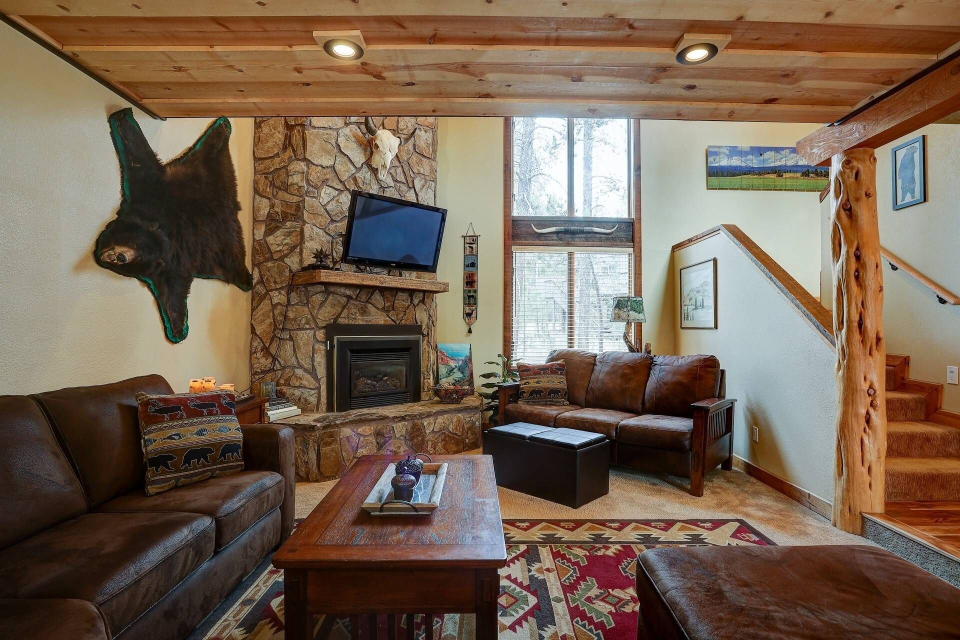 Gorgeous home near golf and trails. AC, hot tub, fireplace, SHARC passes, bikes. Family destination.