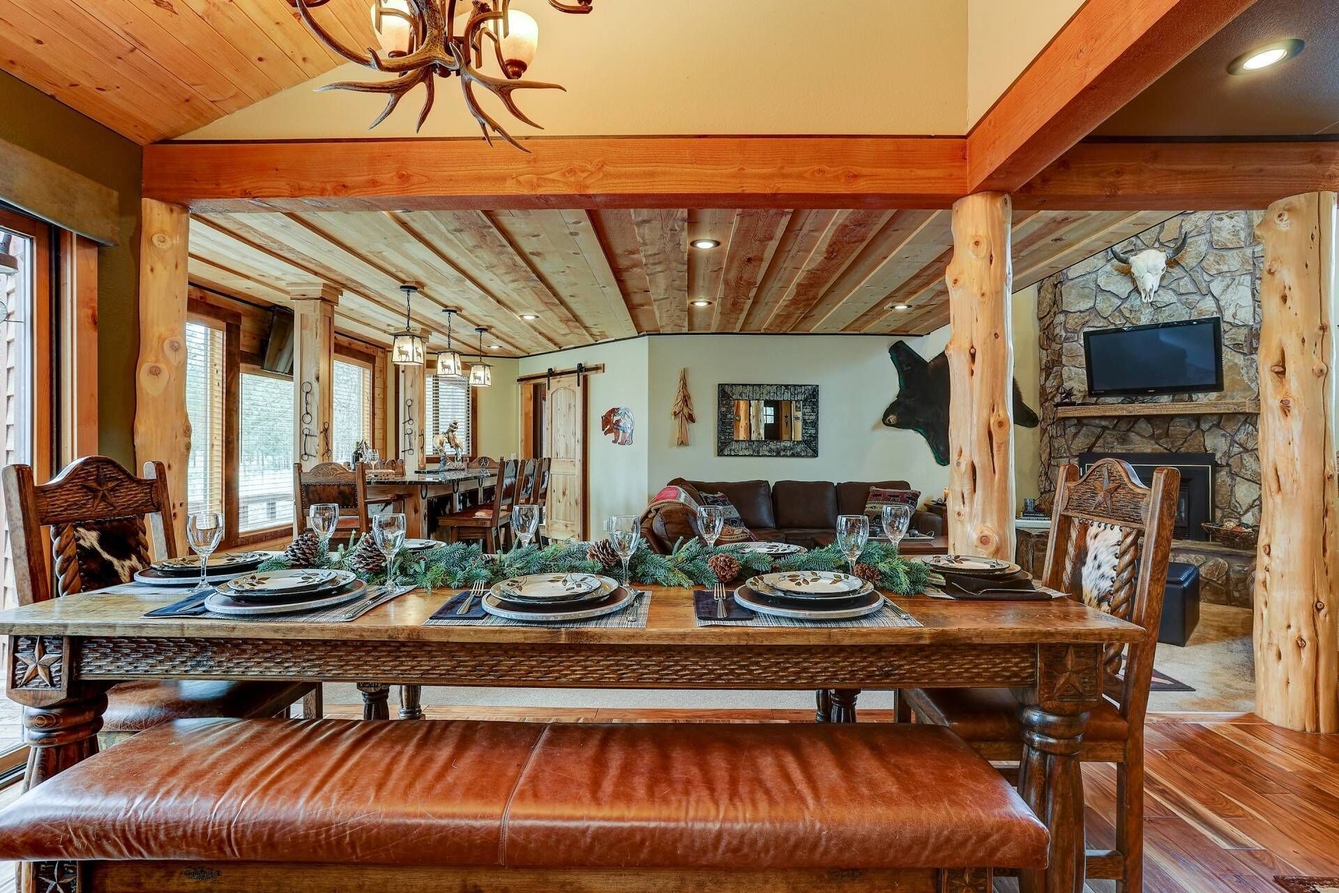 Gorgeous home near golf and trails. AC, hot tub, fireplace, SHARC passes, bikes. Family destination.