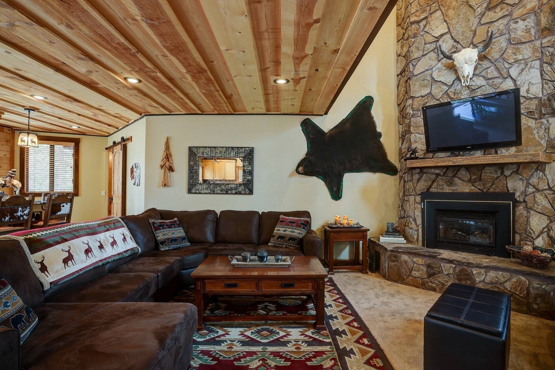 Gorgeous home near golf and trails. AC, hot tub, fireplace, SHARC passes, bikes. Family destination.