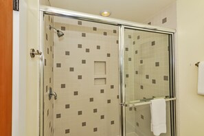 Combined shower/tub, hair dryer, towels