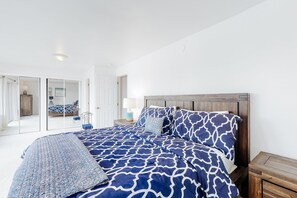 5 bedrooms, iron/ironing board, internet, bed sheets