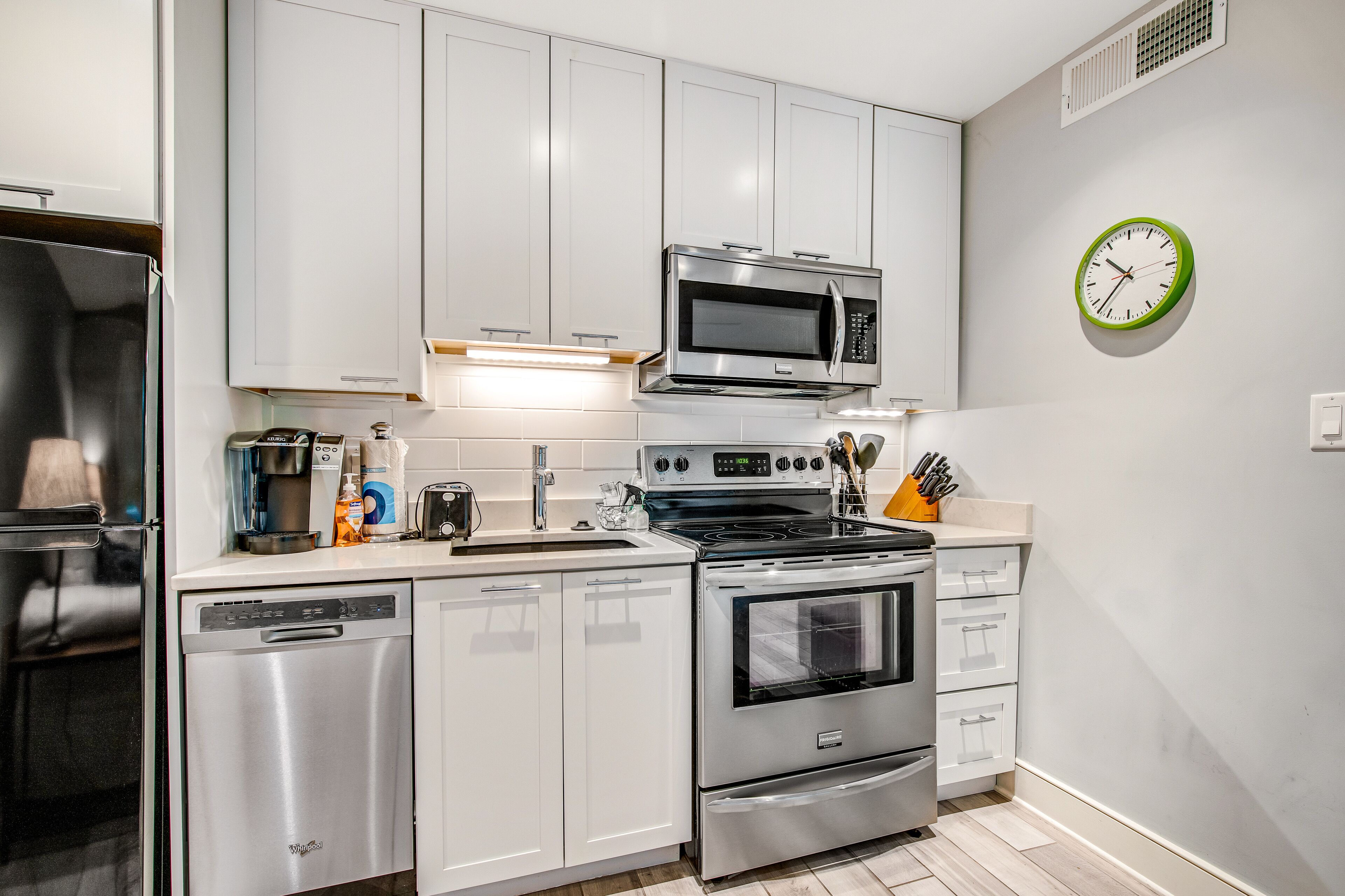 Family-friendly escapade w/beach access, shared tennis court, free WiFi, & more!