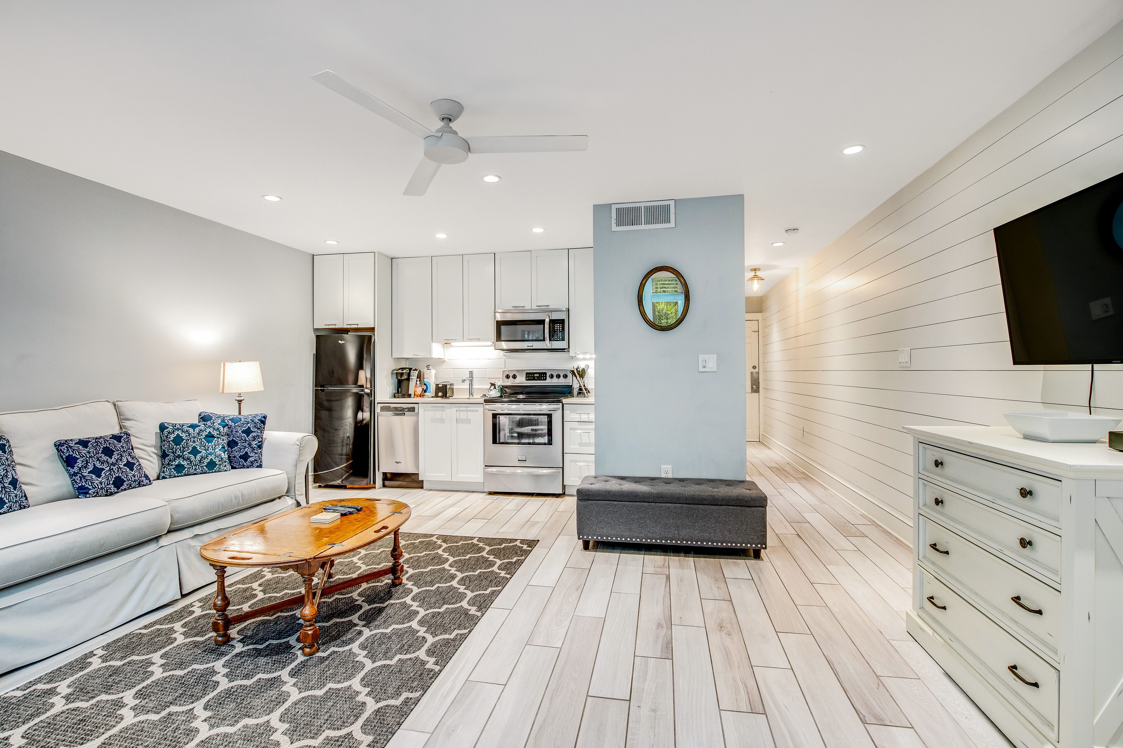 Family-friendly escapade w/beach access, shared tennis court, free WiFi, & more!