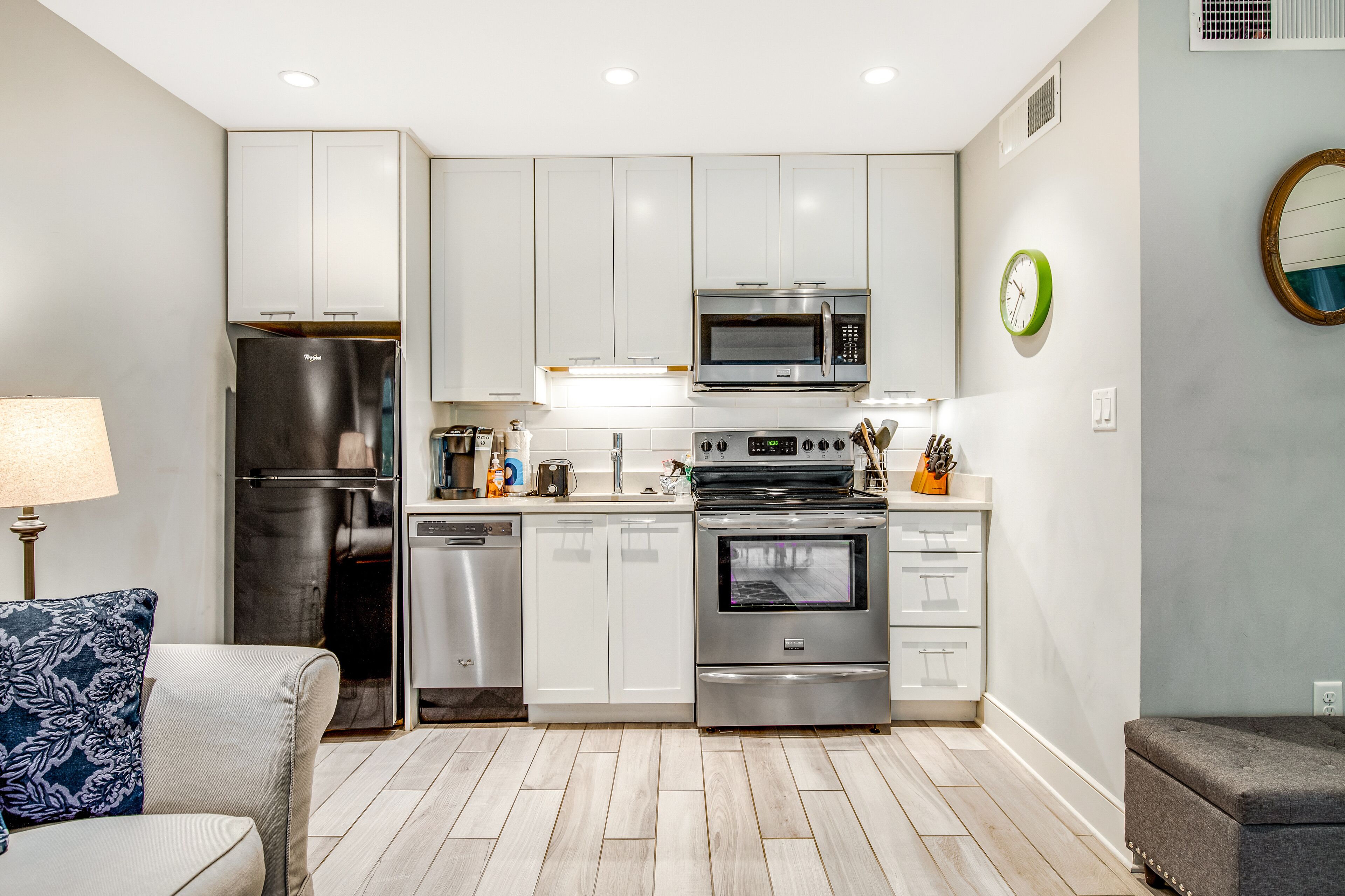 Family-friendly escapade w/beach access, shared tennis court, free WiFi, & more!