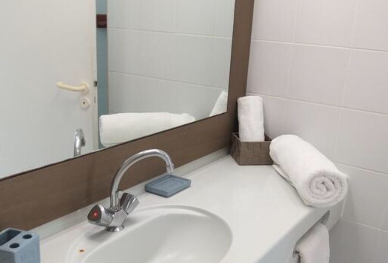Douche, sèche-cheveux, serviettes fournies, savon