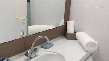 Douche, sèche-cheveux, serviettes fournies, savon