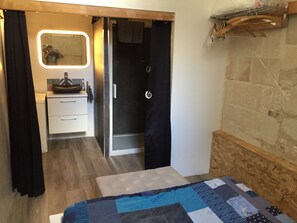 1 chambre, fer et planche à repasser, lit parapluie, Wi-Fi gratuit